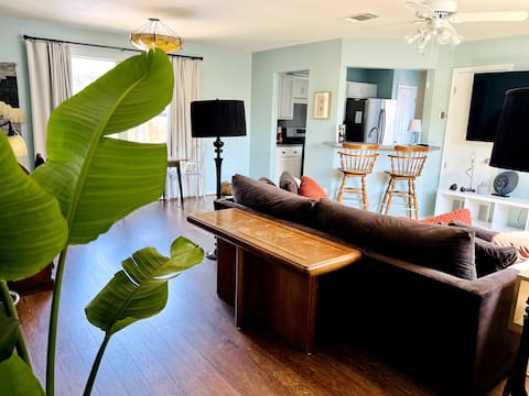 Top performing Airbnb: Just INN TIME! 2br/2ba Central ATX, Free parking in Upper Boggy Creek