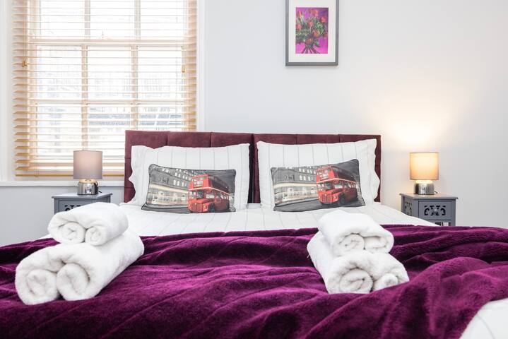 Central & Modern | 2 flats x 2 bdr | sleeps 10 gallery image 5