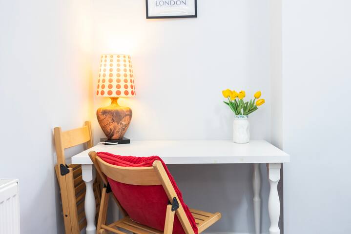 Central & Modern | 2 flats x 2 bdr | sleeps 10 gallery image 4