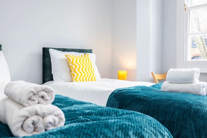 Central & Modern | 2 flats x 2 bdr | sleeps 10 gallery image 2