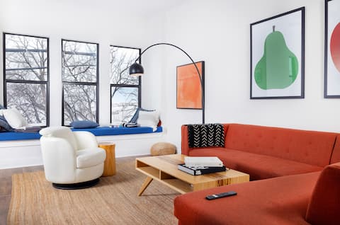 Successful Airbnb property: New Luxury Downtown Townhouse with 2-Car Garage in Dignowity Hill