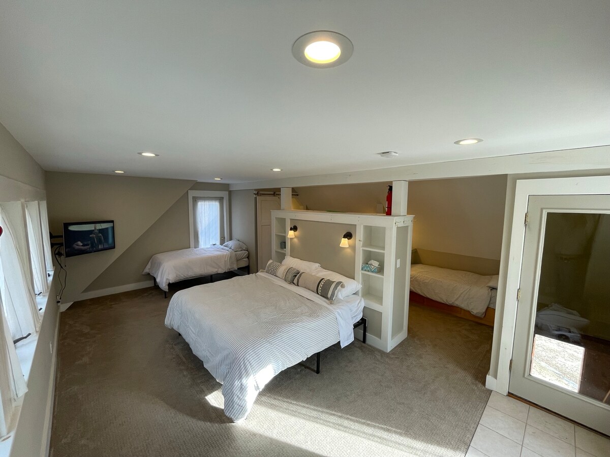 เหนืออพาร์ทเมนท์โรงรถเตียงคิงไซส์ 1 เตียงเตียงแฝด 3 เตียงห้องน้ำเต็มรูปแบบ