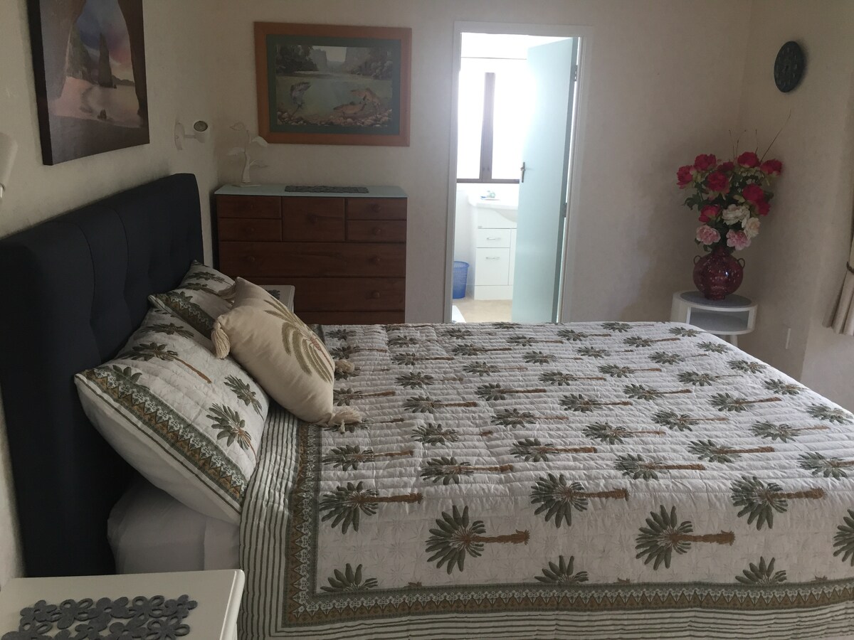 Queen-ის დიდი საწოლის ხარისხიანი მატრასი და ფართო ოთახები კომპლექტით