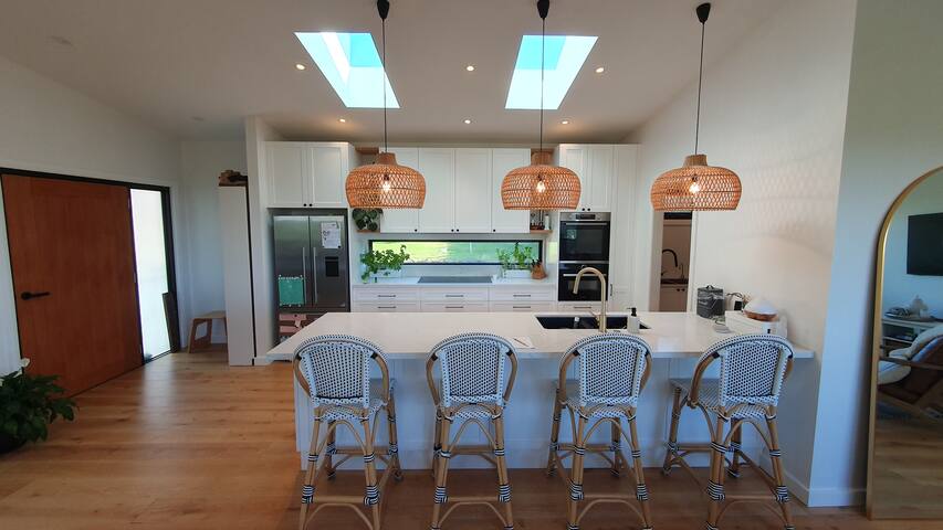 Tropical Pool House Near Manly gallery image 3