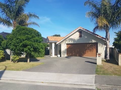 Modern family oasis in Clive
