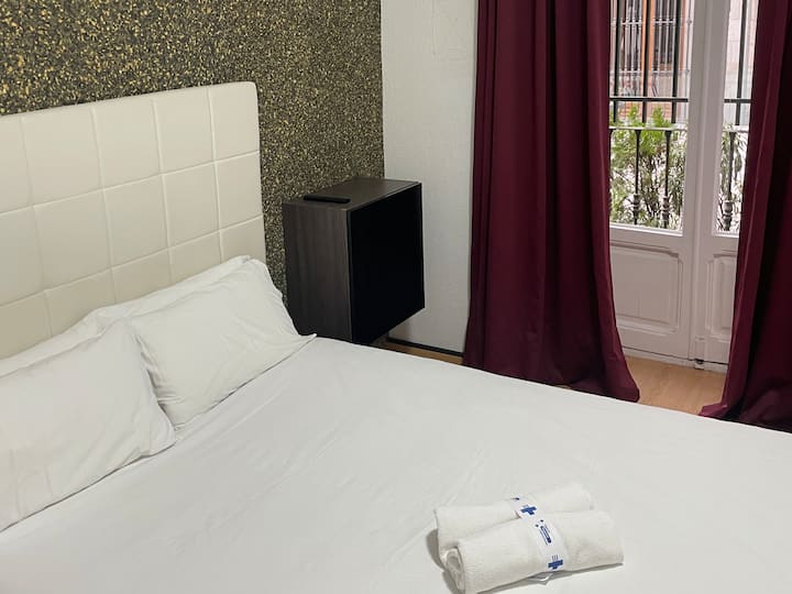 1号室には快適なダブルベッドがあり、ゲスト1人につきタオルと荷物を置いておくスペースがあります。
