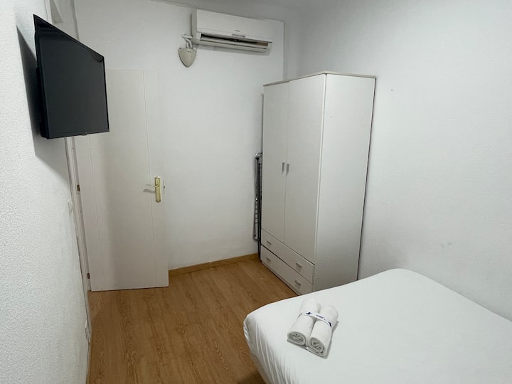 4号室には快適なダブルベッドがあり、ゲスト1人につきタオルと荷物を置いておくスペースがあります。
