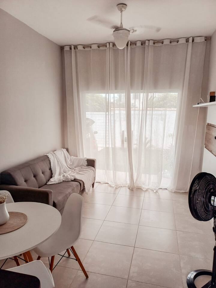 ¡Habitación espaciosa y ventilada con mucha luz natural!