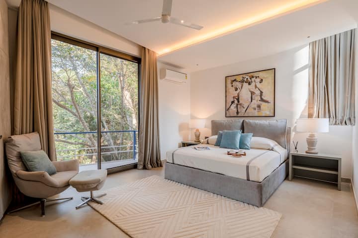 Chumba ✨hiki cha kulala chenye utulivu kinakualika upumzike kwa kutumia palette yake laini ya kijivu, sehemu nzuri ya kusoma, na mwanga wa asili unaotiririka kupitia milango ya kioo✨