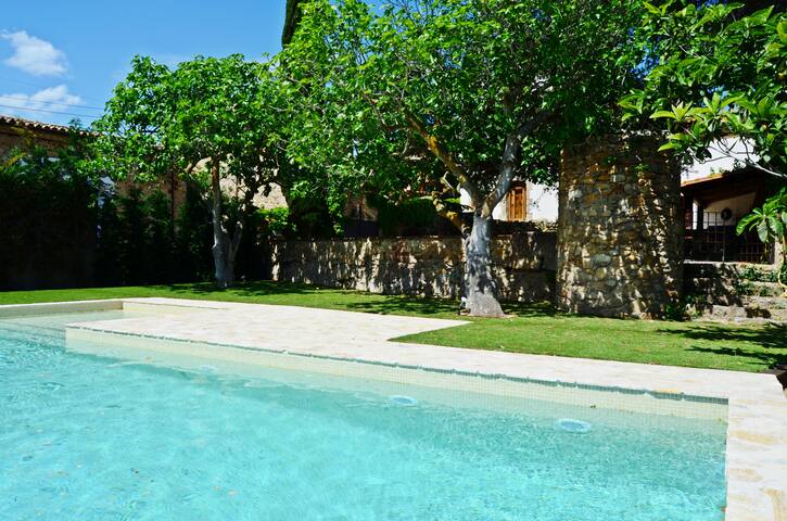 Masía reformada con piscina gallery image 2