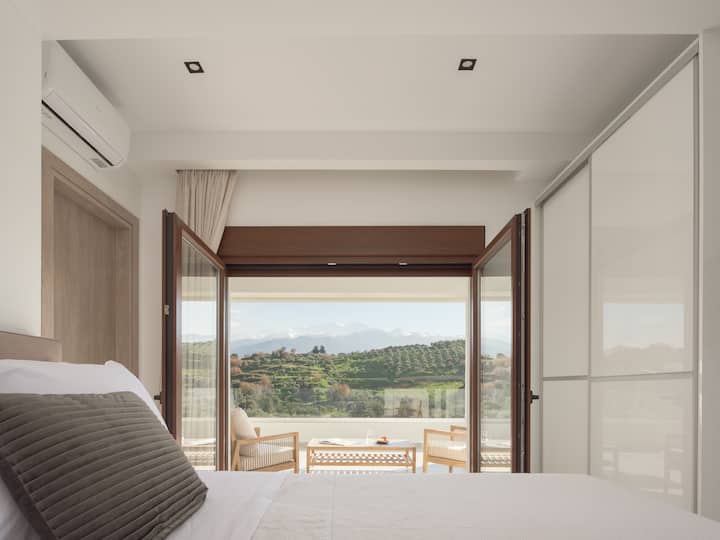 استرخ في غرفة النوم المزدوجة التي تتمتع أيضًا بإمكانية الوصول إلى شرفة خاصة. 