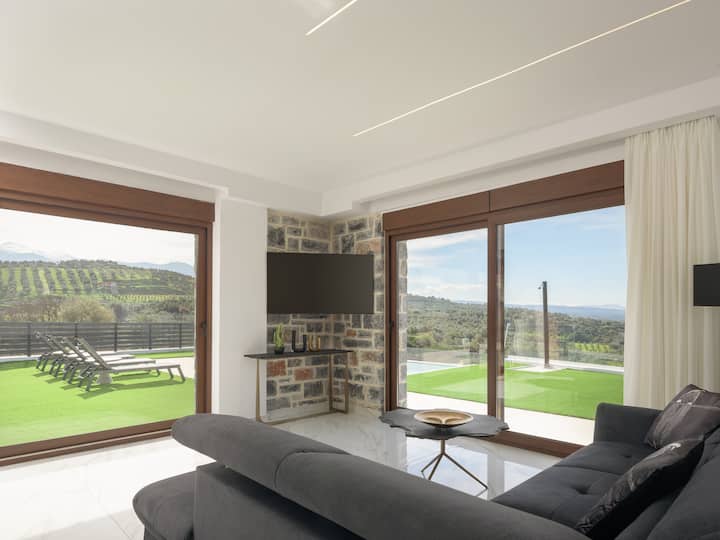 إعدادات غرفة المعيشة في ريزيدنس أ للتجمعات التي تحتوي على تلفزيون بشاشة مسطحة. 