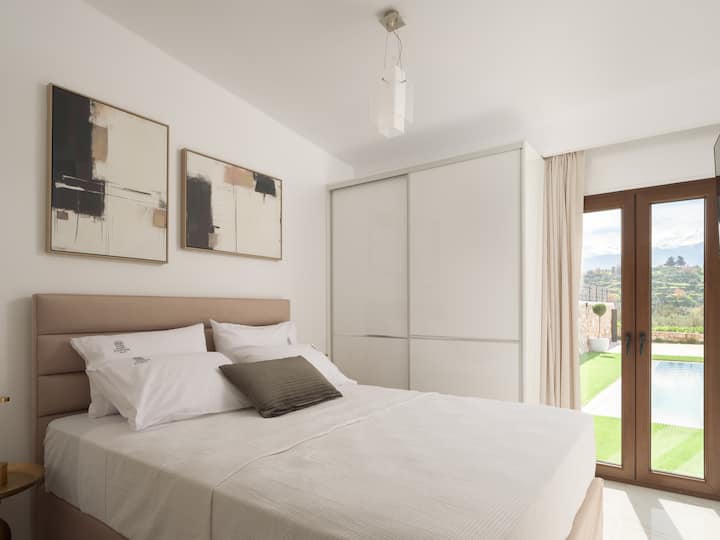 تقع غرفة النوم المزدوجة ذات الحجم الكبير في الطابق الأرضي من ريزيدنس ب مع إمكانية الوصول المباشر إلى تراس حمام السباحة.