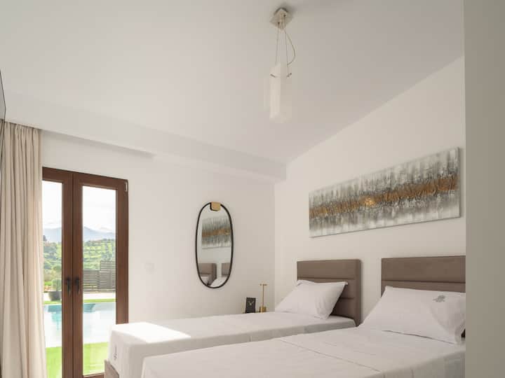 غرفة نوم مزدوجة في ريزيدنس ب مع إمكانية الوصول المباشر إلى حمام السباحة، ويمكن أن تشكل الأسرّة أيضًا سريرًا متوسط الحجم. 