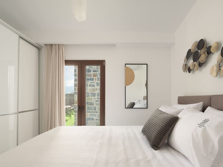 تقع غرفة نوم مزدوجة أخرى بحجم كبير في الطابق الأرضي من ريزيدنس ب مع إمكانية الوصول المباشر إلى حمام السباحة.