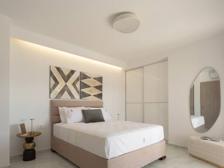 تقع غرفة النوم الرئيسية الجميلة في الطابق الأول من ريزيدنس A، مع غرفة استحمام داخلية. 