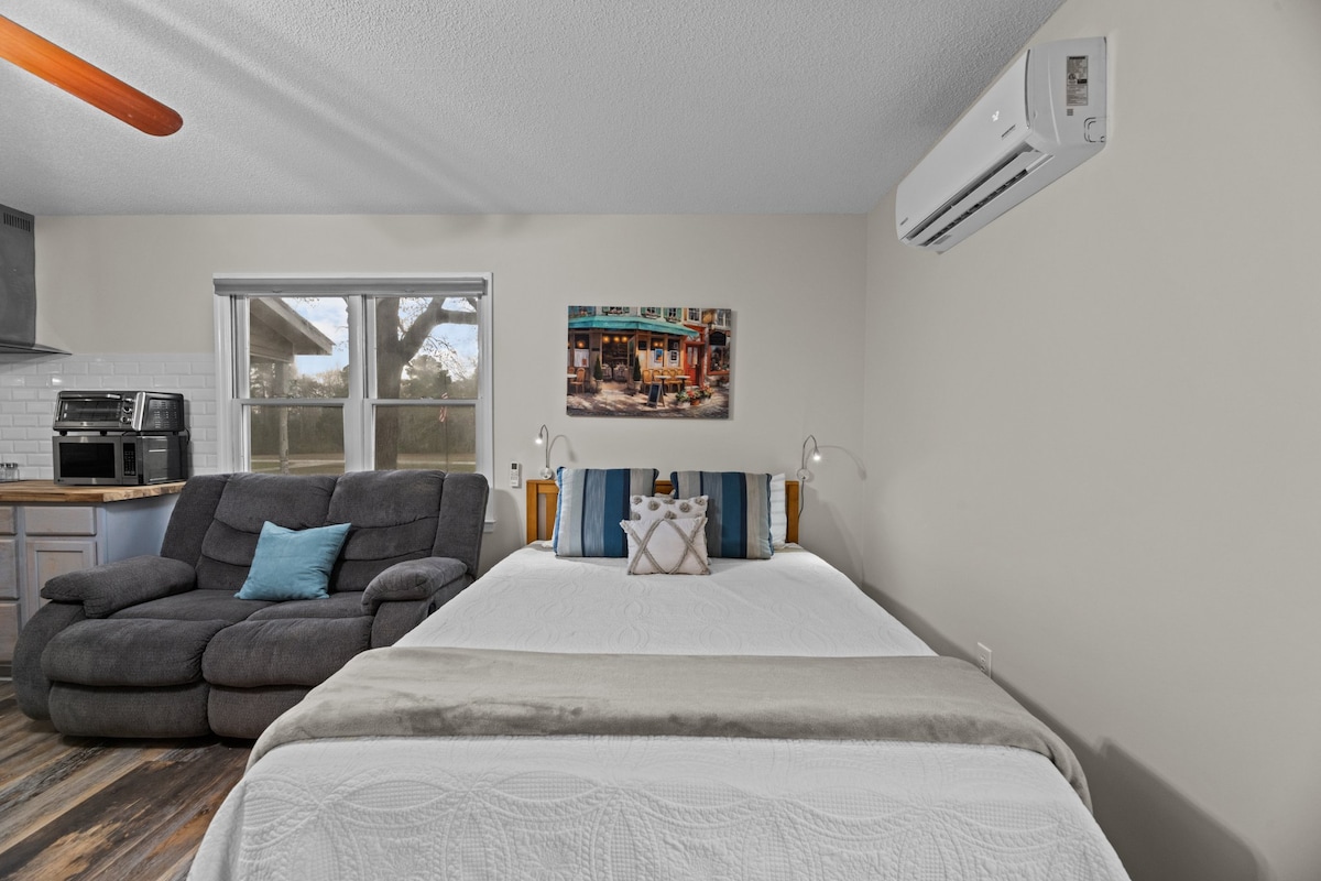 Eleganca moderne plotëson rehatinë e rehatshme në këtë apartament të rinovuar në studio, me një krevat dopio "queen" luksoz dhe një televizor inteligjent modern për kombinimin e përsosur të stilit dhe argëtimit.