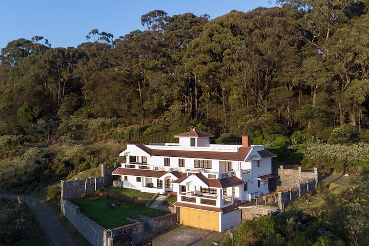 Stayvista At Peak Point W/ Lush Lawn, Bbq & Wi-fi - 우다가만달람