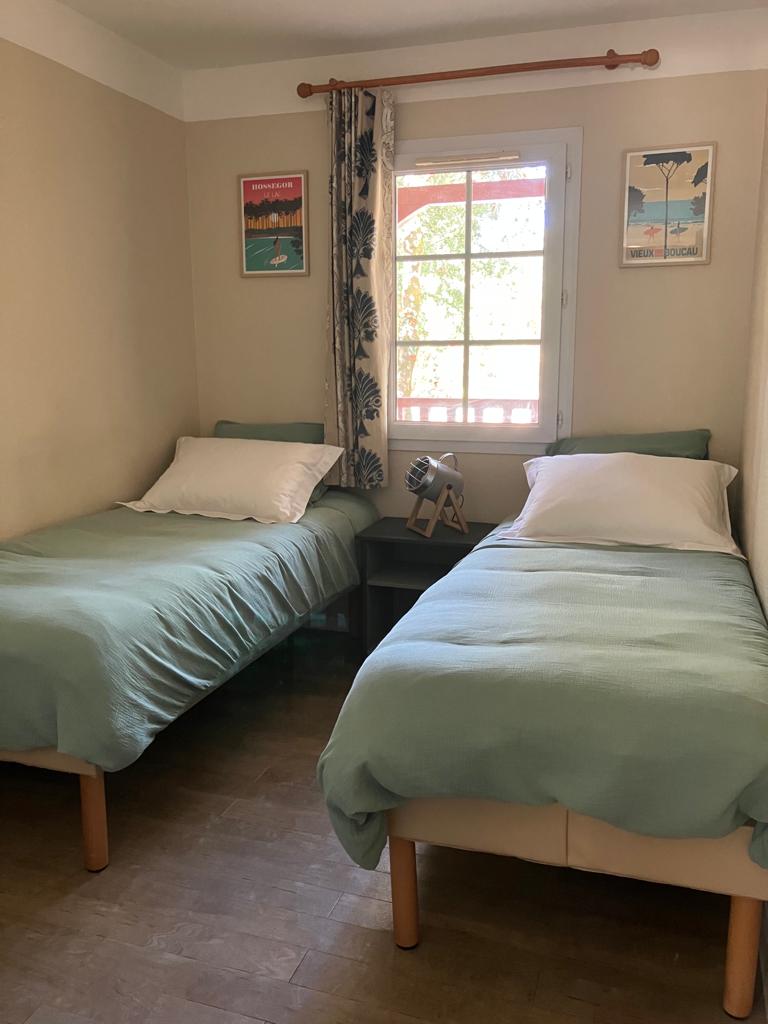 Habitación con vistas a la piscina: 
2 lits en 90x190