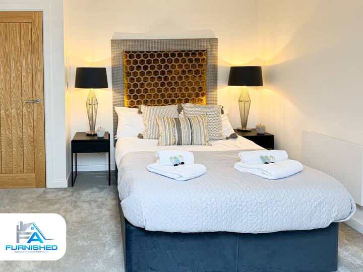 "Dormitorio encantador con una cómoda cama doble y una hermosa claraboya, acogedora luz natural para crear un ambiente cálido y sereno para noches de descanso".