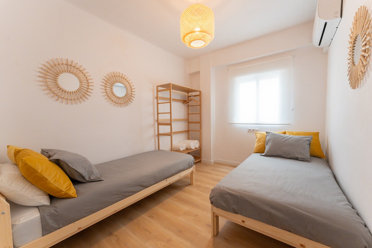 Chumba cha 3 cha kulala chenye vitanda 2 vya mtu mmoja vya sentimita 90x200