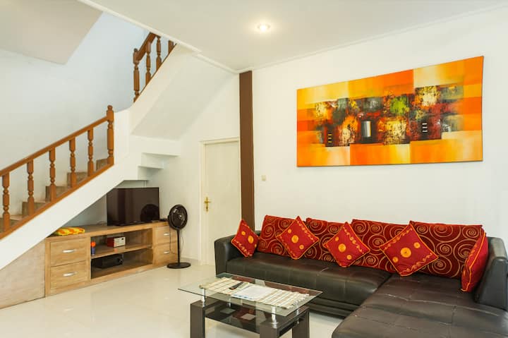 开放式客厅提供舒适的沙发、带卫星频道的平板电视和DVD播放器