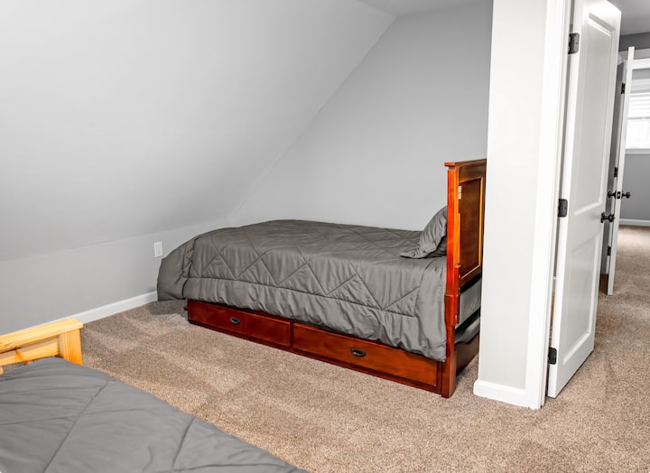 Dvokrevetna soba s drškom ispod kojega se nalazi pomoćni krevet 