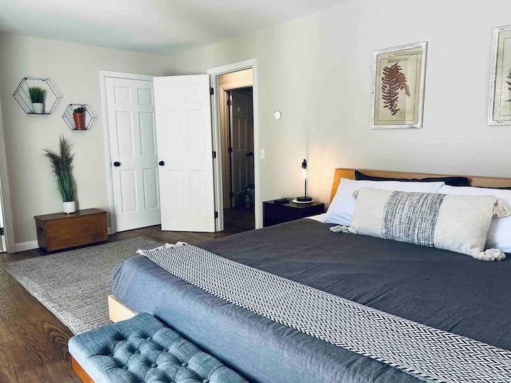 חדר שינה ראשי (קינג) עם חדר רחצה צמוד וגישה למרפסת חיצונית לסאונה