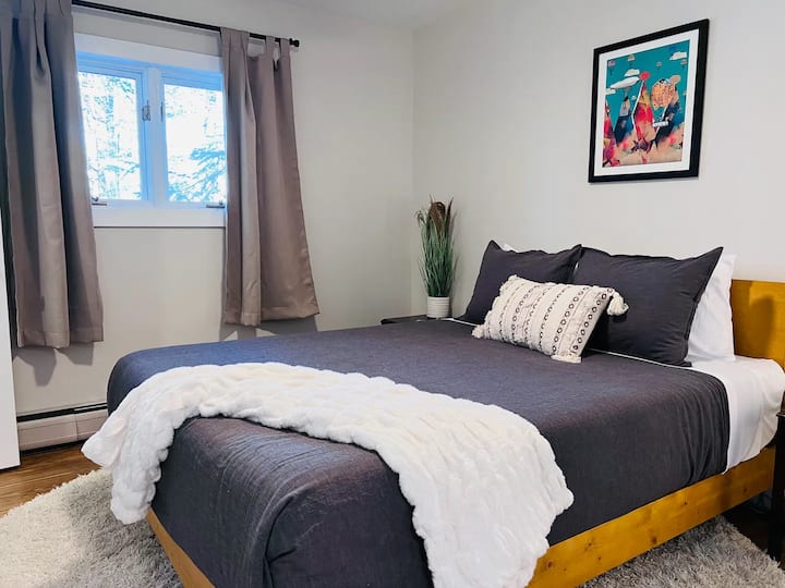 חדר שינה ראשון (קווין) שמתחבר לחדר הרחצה