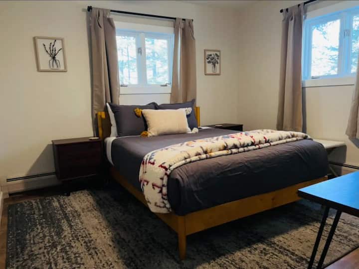 נוף לחדר השינה השני (קווין) עם טלוויזיה חכמה ופינת עבודה אופציונלית