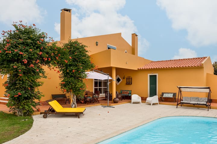 Casa com piscina e vista mar.