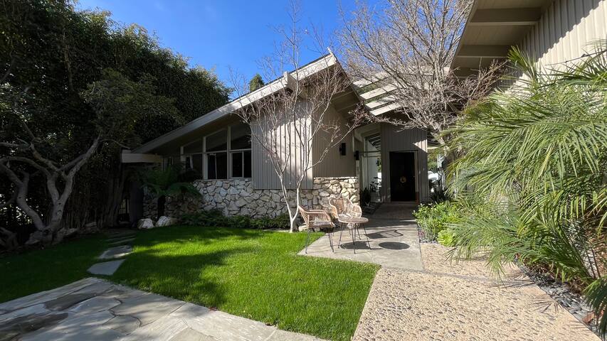 Mid Century Hollywood Hills masterpiece gallery image 4