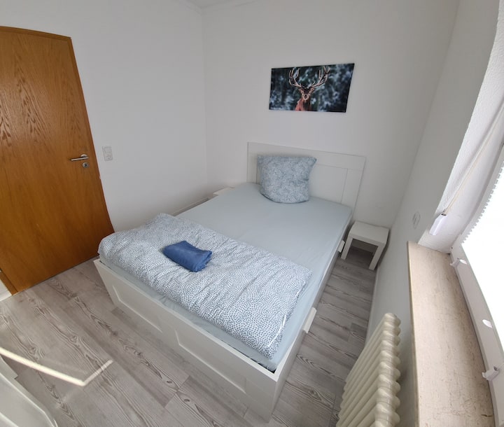 באחד משלושת חדרי השינה הקטנים יותר יש מיטה זוגית קטנה יותר ברוחב של 1.4 מ'.