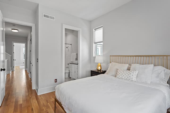 専用バスルーム付きのゲストベッドルーム（クイーン）