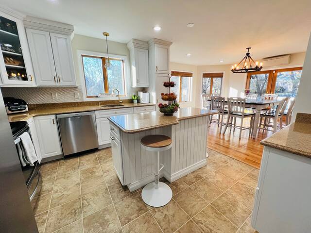 The Cozy Nest #2 – Pool|Fire Pit|10 min Newport gallery image 3