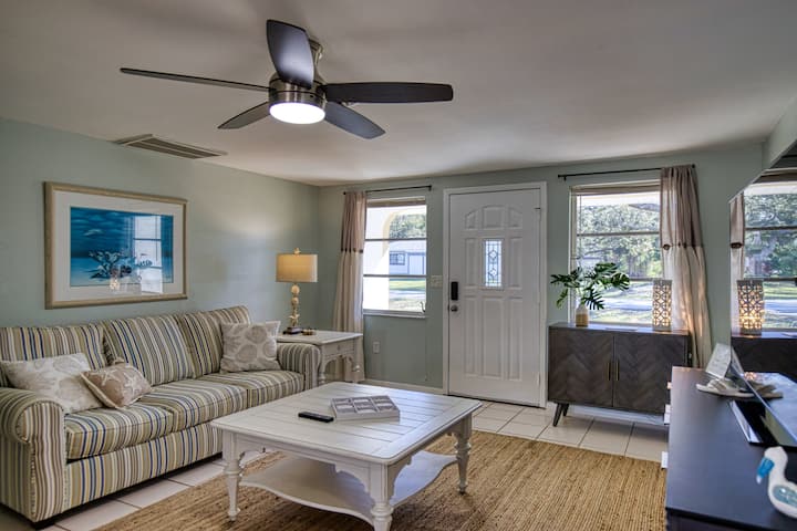 Sun-glow Bungalow (Office & Optional Heated Pool) - Venice Beach, FL