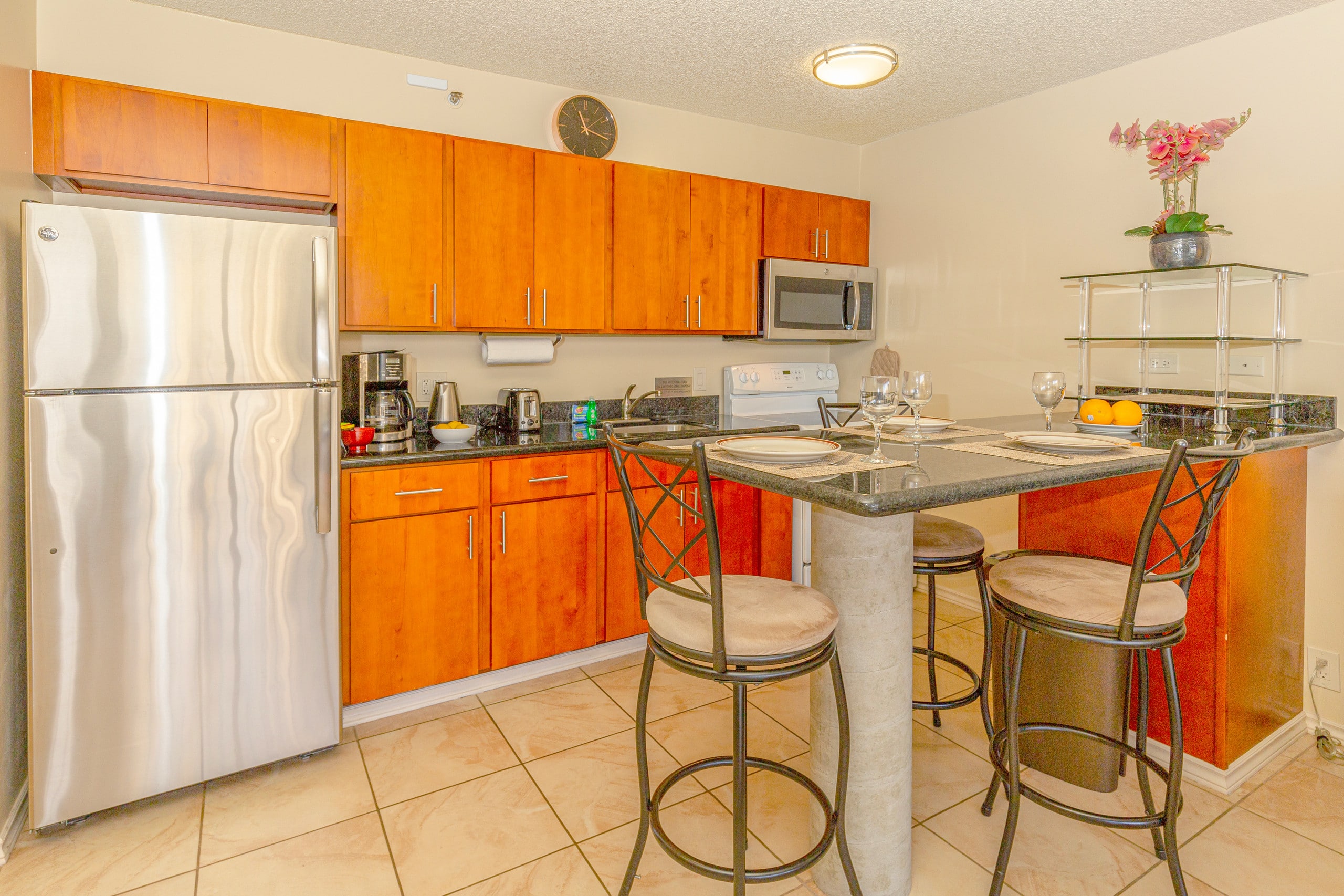 Condo in Honolulu · ★4.67 · 1 bedroom · 3 beds · 1 private bath - Image 9