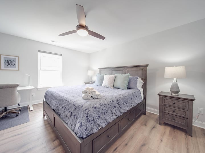 Štýlová hlavná spálňa s plyšovou manželskou posteľou, moderným dekorom a 40-palcovou televíziou Roku!    Pripojená je vlastná kúpeľňa s obrovským šatníkom. 