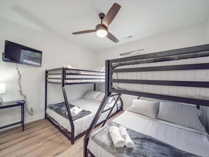 Štýlové poschodové postele s elegantným dizajnom a moderným vybavením vrátane 32-palcovej televízie Roku pozývajú na zábavné nocovanie!