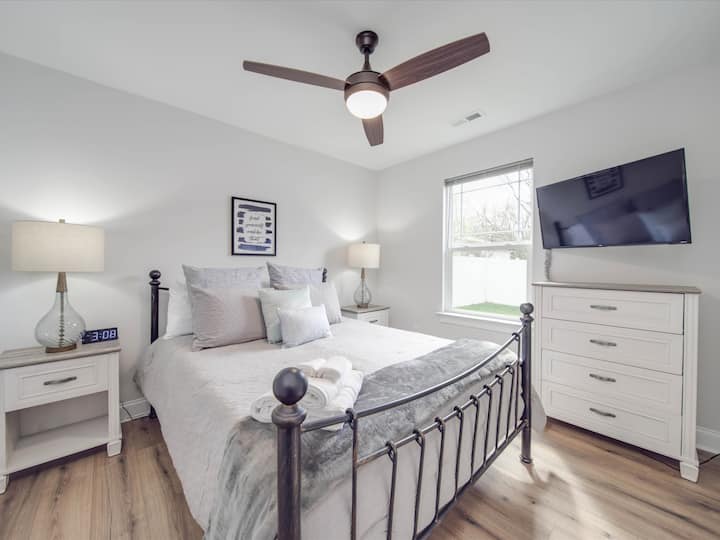 Elegantná izba s manželskou posteľou, pokojným dekorom, moderným vybavením, 32-palcovou televíziou Roku, dostatočným úložným priestorom a prirodzeným svetlom na relaxáciu!