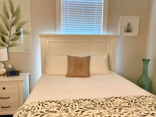 Downtown Oasis – Remodeled, Big, Stylish, Parking