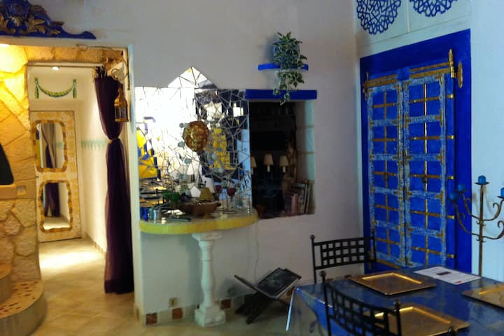 אתם נמצאים בסלון שבו הקונסולה נמצאת ברקע, נעשה כדי למדוד, על ידי ראש של אריה עם רעם המראה שלו, שנוצר כולו על ידי האמן "La Sirène"
