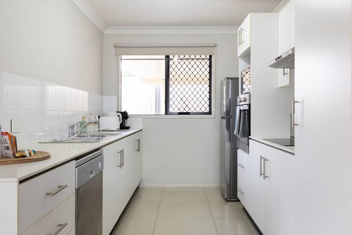 2 Bdr Apt! Kitchen! Undercover Parking! 6AS2 gallery image 4