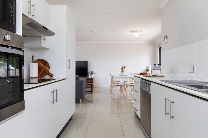 3 Bdr Apt! Kitchen! Undercover Parking! 6BS3 gallery image 3