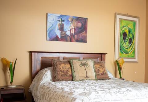 Queen Room - Rumi Guest House on the Cabot Trail