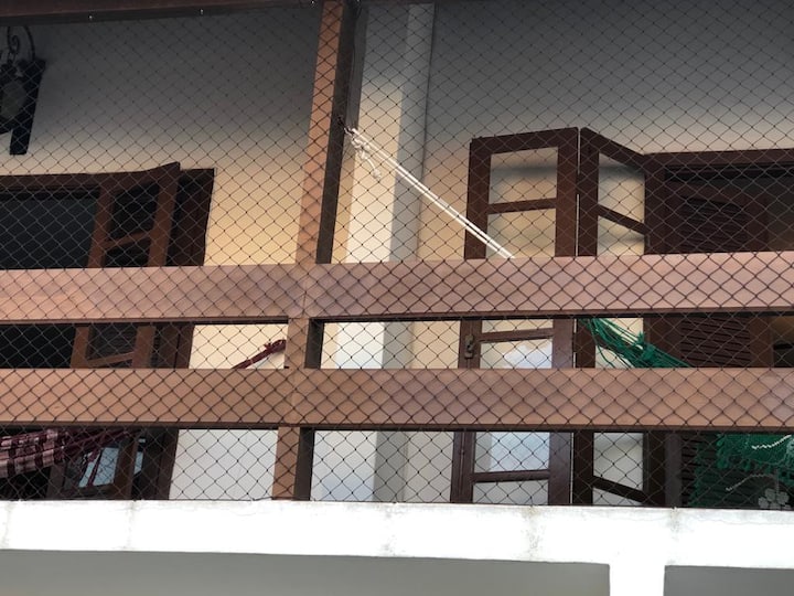 หน้าจอป้องกันบนระเบียงของห้องด้านหน้า 2 ห้อง