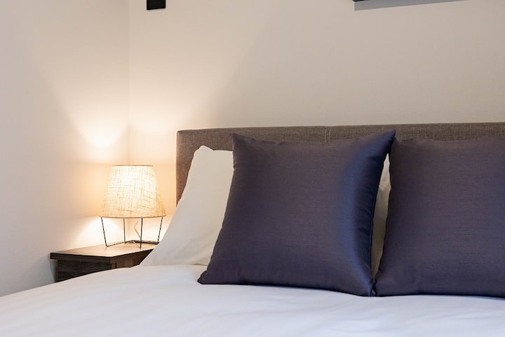 חדר שינה(מיטה זוגית אחת).