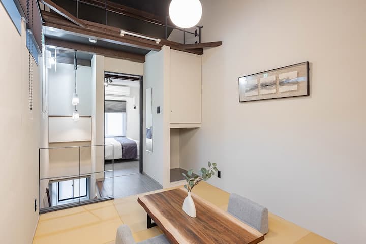 חדר טטאמי בסגנון יפני מסורתי.