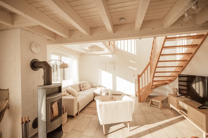 Fantastic lake lodge with sauna, garden & canoe