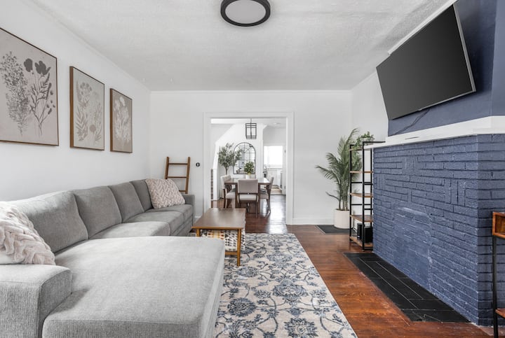 3br Dt Home | Yard + Pets | Gourmet Kitchen - Broad Ripple, IN